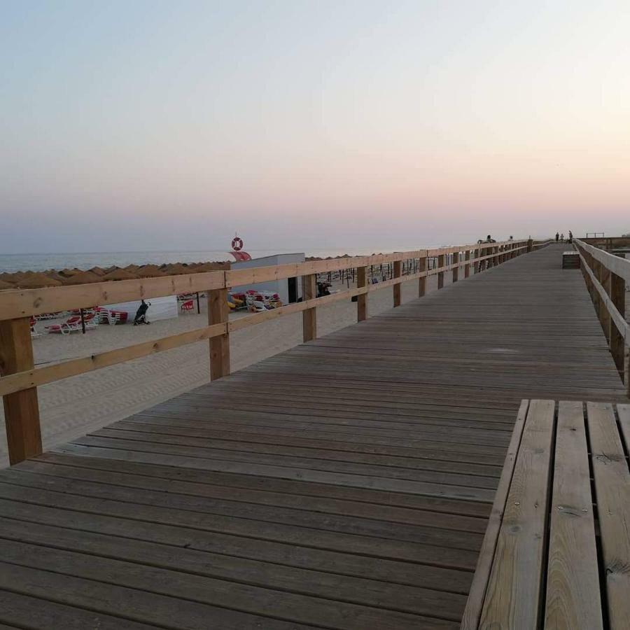 Apartamento Praia De Монте Гордо Екстериор снимка
